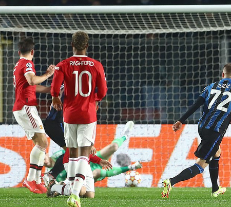 Ronaldo bùng nổ Man United thoát hiểm trên đất Ý